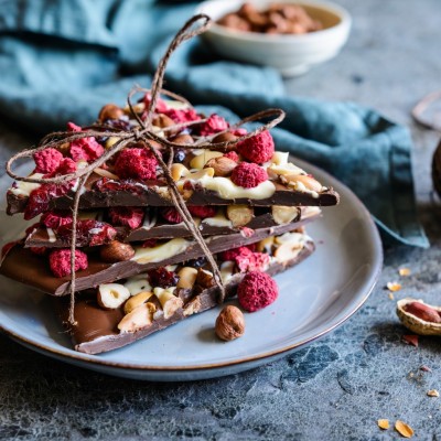 Recette de Barre-chocolatée avec cacahuètes, noisettes, cramberries & framboises