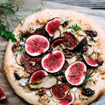 Pizza with Gorgonzola, figs, pears and Guénard Walnut Oil